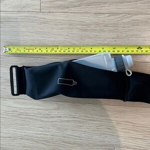 Adjustable running belt with water bottle